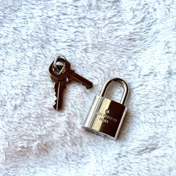 Silver Toned AUTHENTIC Louis Vuitton Padlock and Matching Key Set - Picture 4 of 8